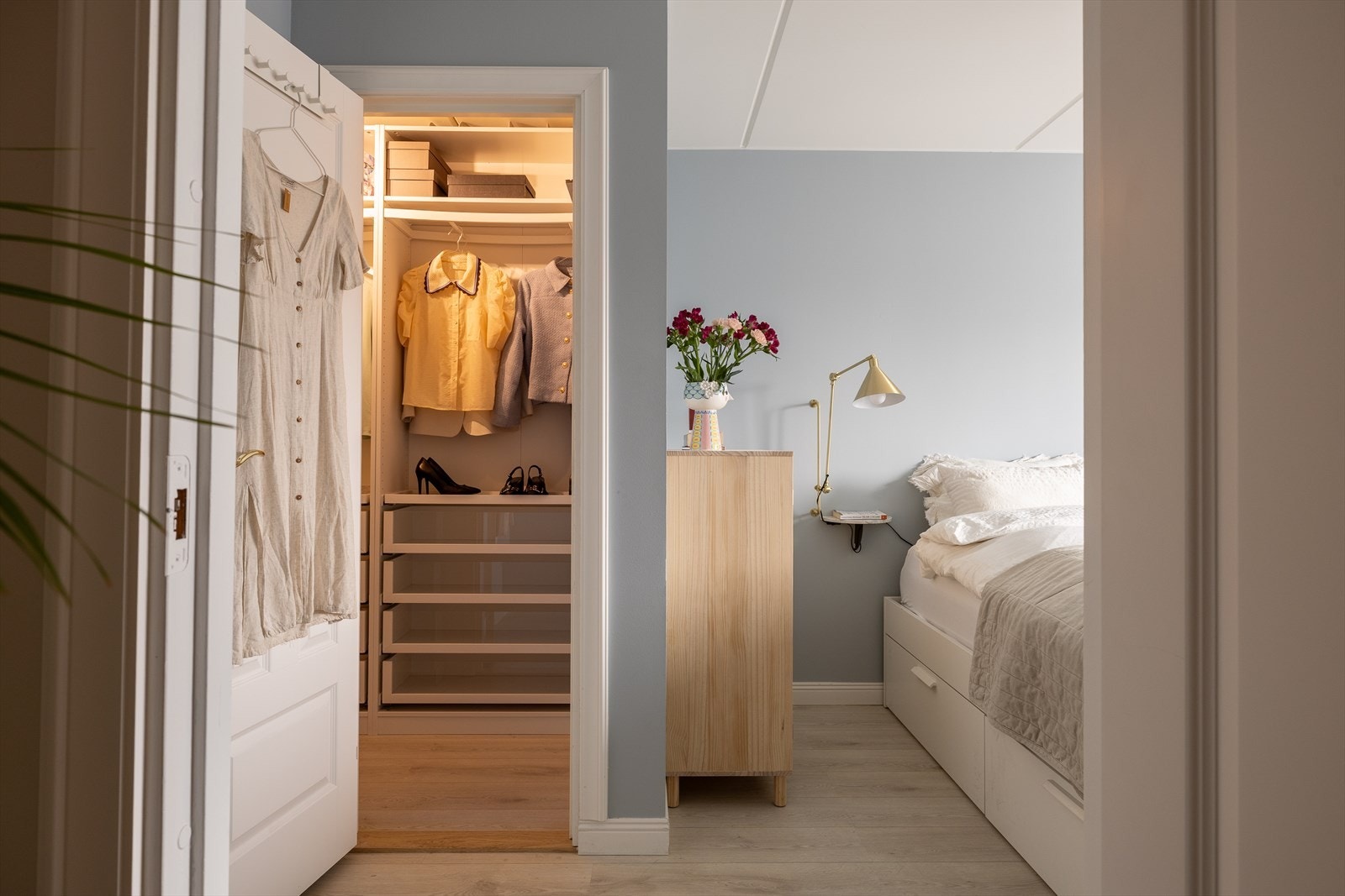 Direkte adkomst via hovedsoverom til en romslig walk-in closet. Galleribilde