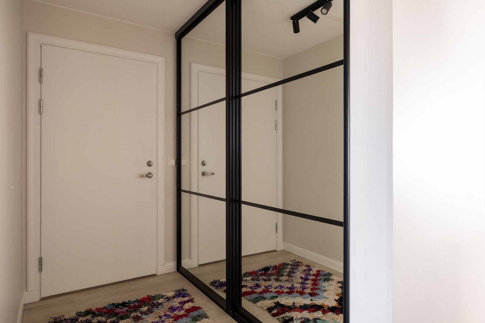 Innbydende entré med god plass til oppheng av yttertøy og oppbevaring av sko. Et romslig garderobeskap gir gode lagringsmuligheter. Galleribilde
