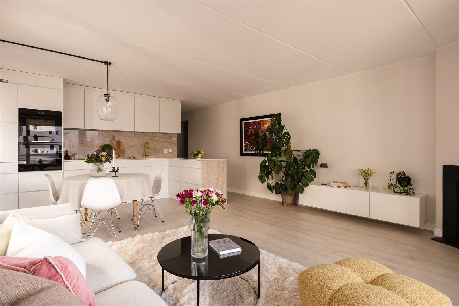 Kjøkkenet ligger i åpen løsning mot stuen og bidrar til en luftig og sosial atmosfære. Galleribilde