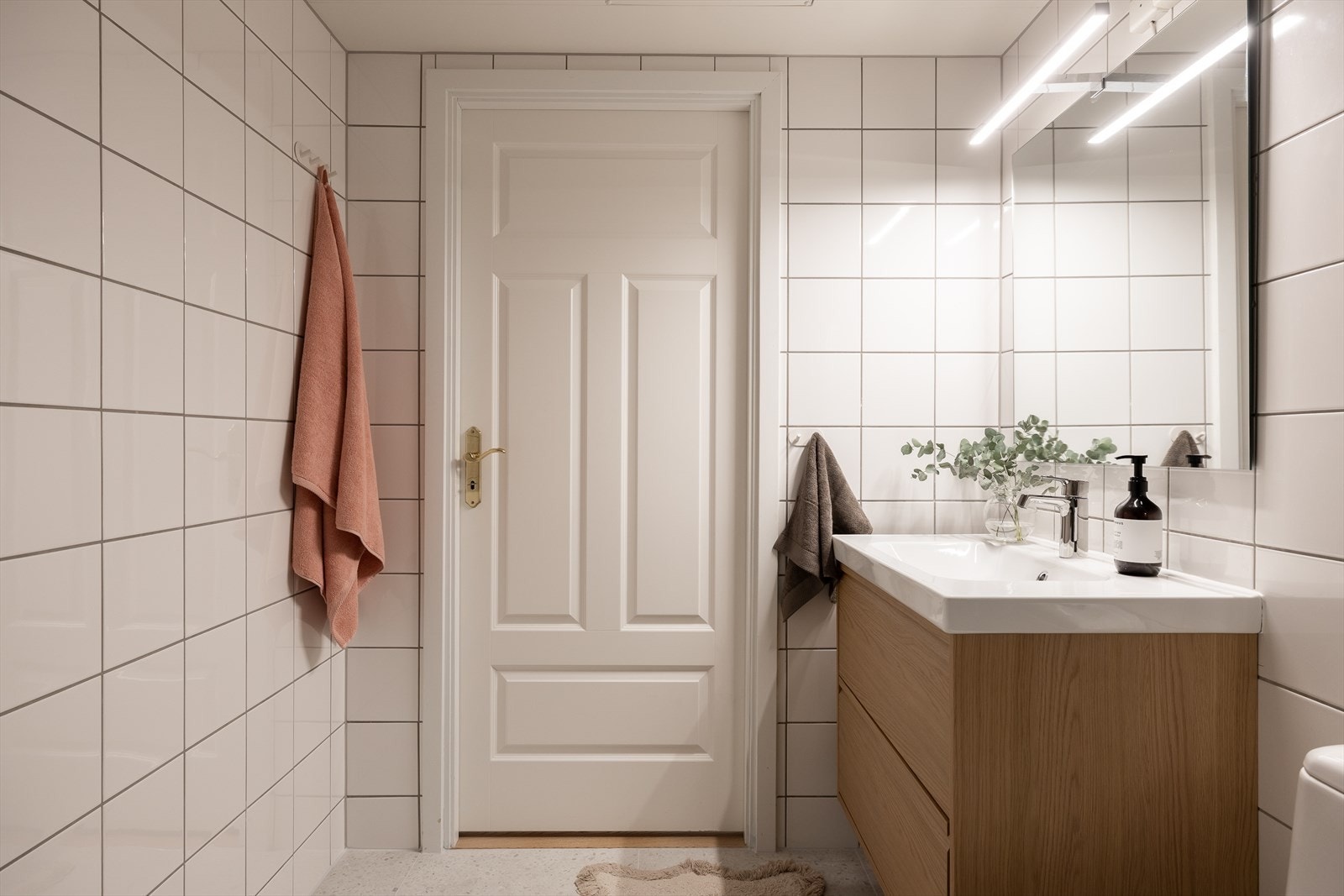 Badet har flislagte overflater og vannbåren gulvvarme, samt mekanisk ventilasjon. Galleribilde