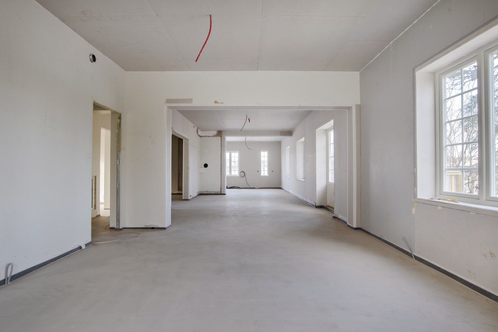 Legg godt merke til den gode takhøyde på ca. 3meter, de store og mange vindusrekkene som gir rikelig med naturlig lys. Det er også pipeløp i spisestuen. Galleribilde