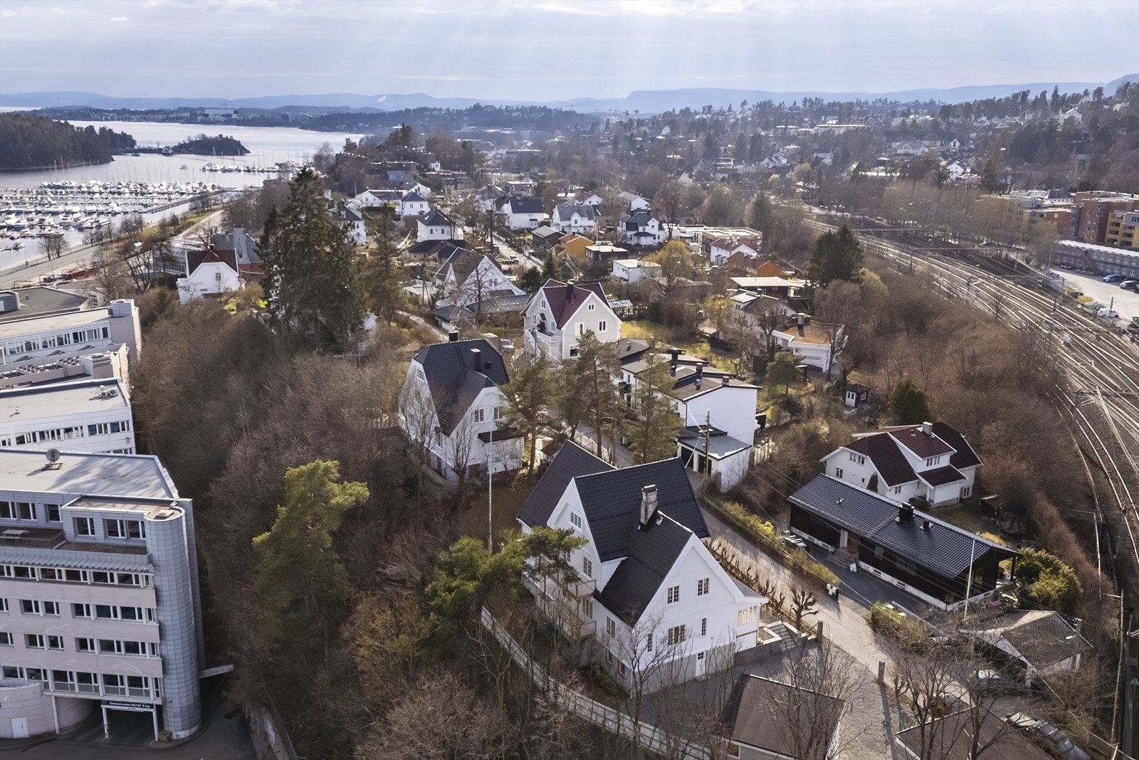 Tingstuveien 27 tilbyr en sjelden kombinasjon av rolig og eksklusivt bomiljø, nærhet til fjorden, flotte grøntområder og et komplett servicetilbud. Galleribilde