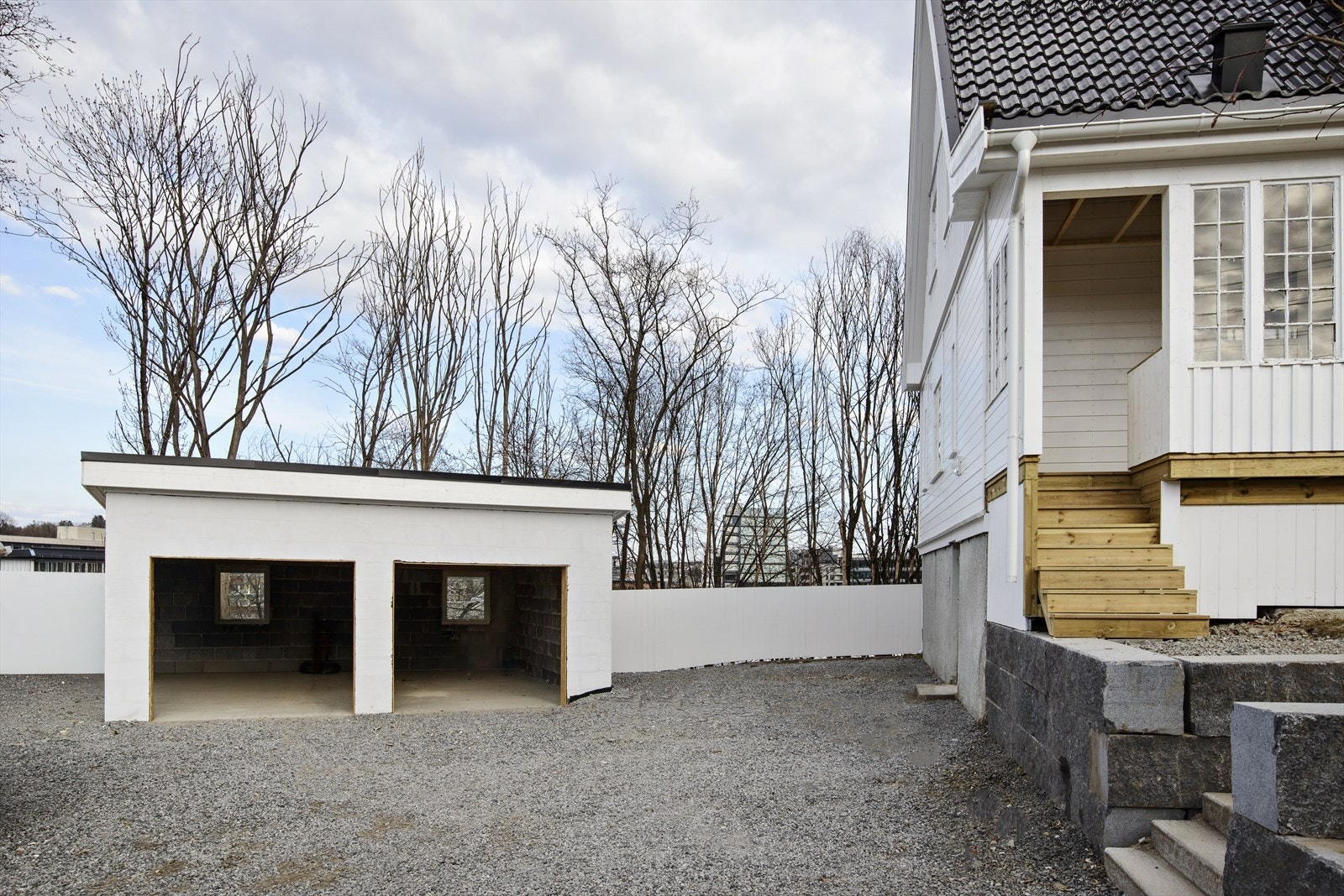 Boligen har en dobbel garasje på 35kvm og parkeringsplasser på tomten. Mulighet for ladeboks, infrastrukturen er klargjort. Galleribilde