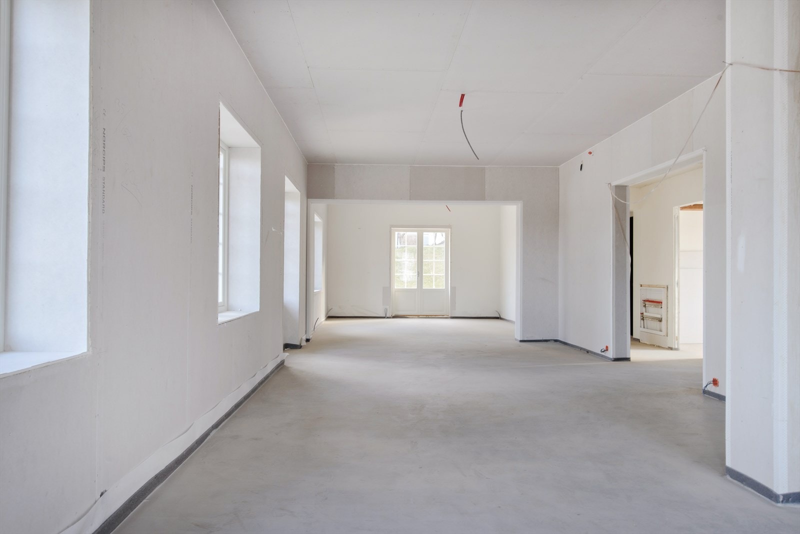 Fra entre så kommer du inn i boligens store og luftige oppholdsrom - Her har du mange muligheter for utforming av rommene. Galleribilde