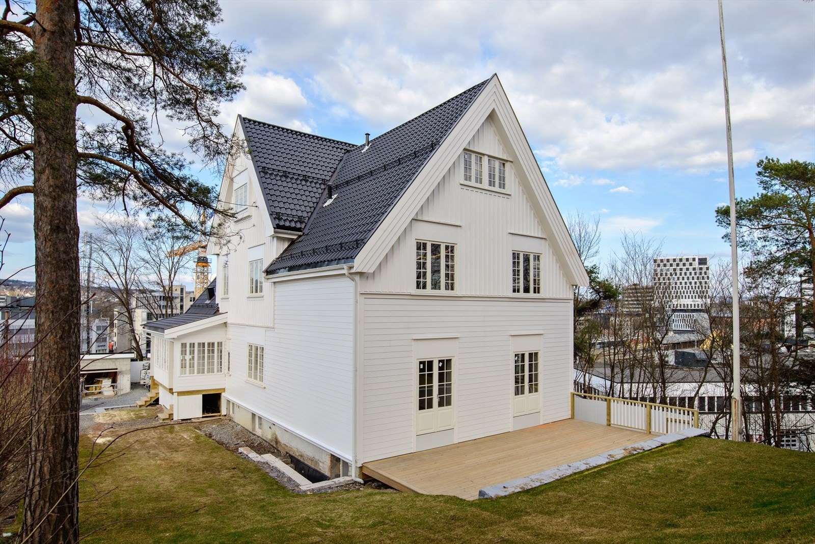 Du har også en fin hage med god plass til å ha utemøbler, trampoline og det du måtte ønske. Galleribilde