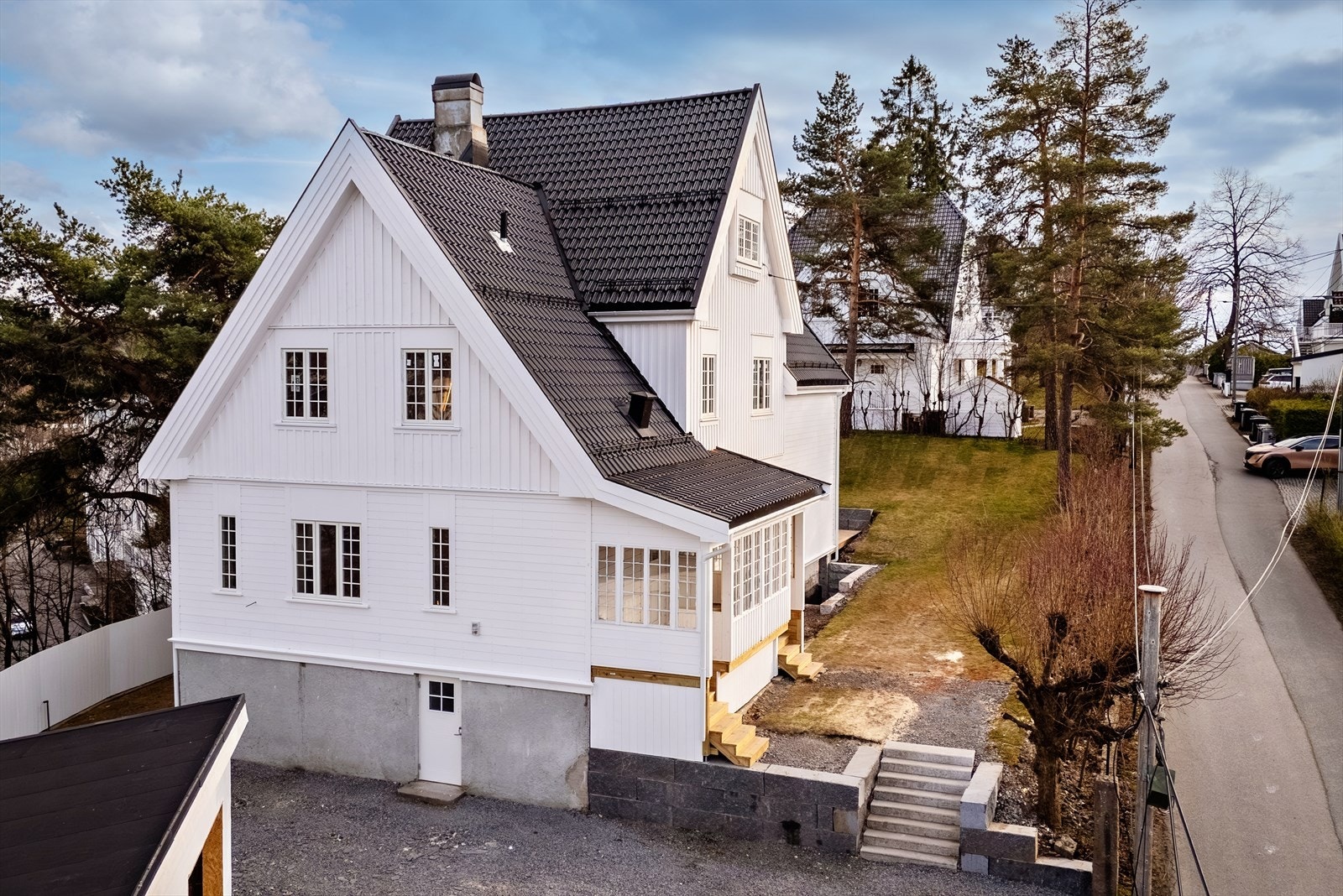 Boligen ble opprinnelig oppført i 1908 etter tegninger av den anerkjente arkitekten Jørgen Haslef Berner, og senere ombygget i 1929 etter tegninger av arkitekt H.S. Bakstad, noe som ytterligere har bidratt til eiendommens karakter og uttrykk. Galleribilde