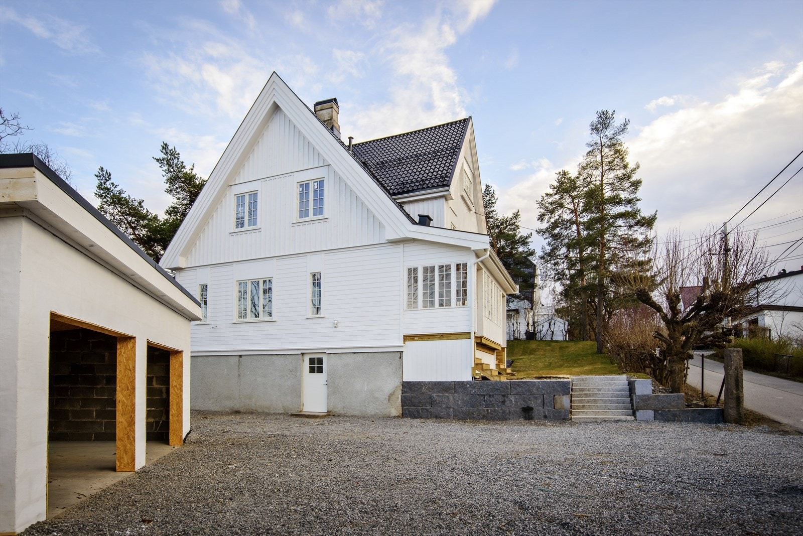 Herskaplig og klassisk tomannsbolig på 240kvm | Fine uteplasser | Totalrenovert utvendig 25/26 og klargjort innvendig for oppussing | Dobbelgarasje på 35kvm| Mulighet for hybel* Galleribilde