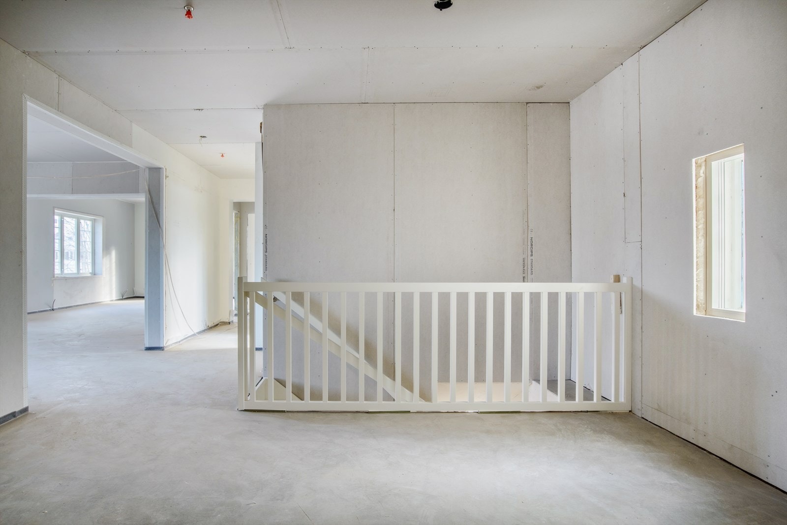 Entre/hall som har rikelig med plass til oppbevaring og garderobeløsninger. Galleribilde