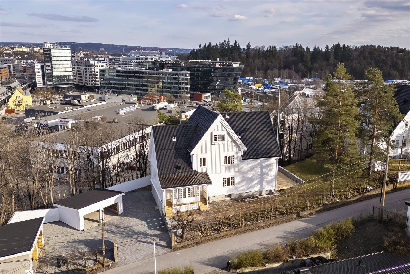 Området er kjent for høy bokvalitet, gode solforhold og en sjelden kombinasjon av bynærhet og natur. Galleribilde