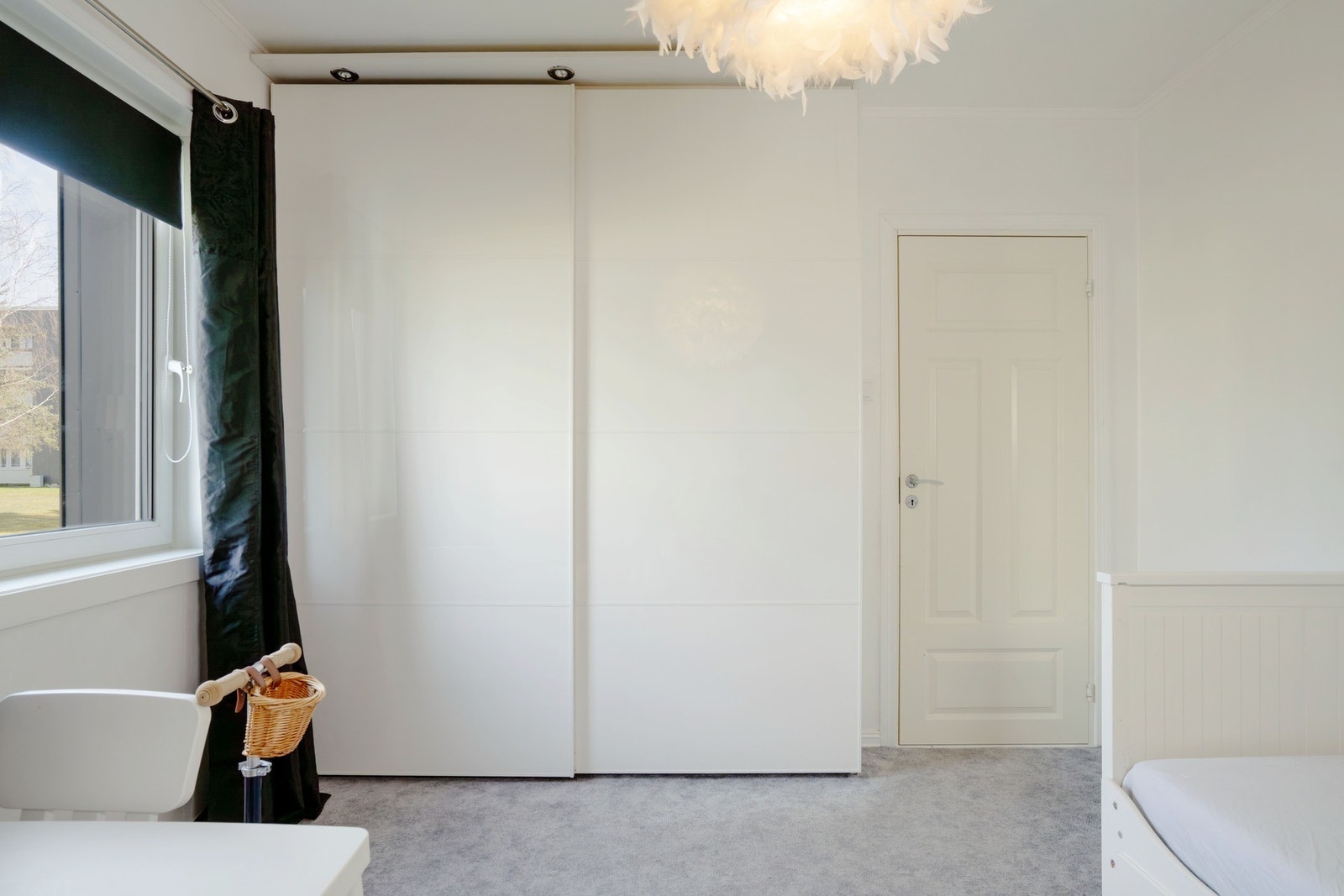 Her er god plass til garderobeskap og oppbevaring. Galleribilde