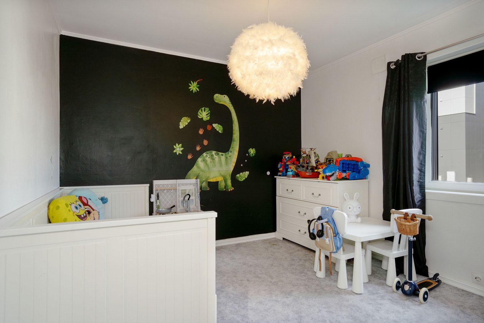 Soverom 2. Leiligheten har to soverom, dette det største. Galleribilde