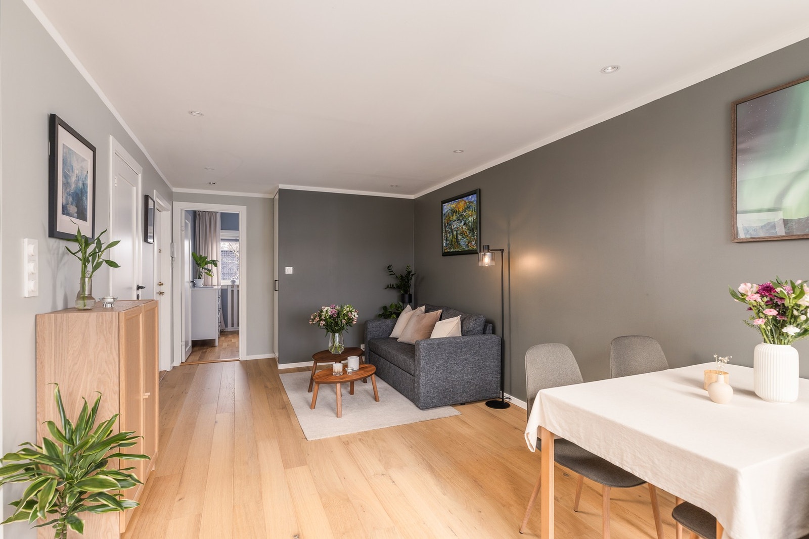 Stuedel med nye gulv, senket himling med downlights og sparklede vegger i 2022 Galleribilde