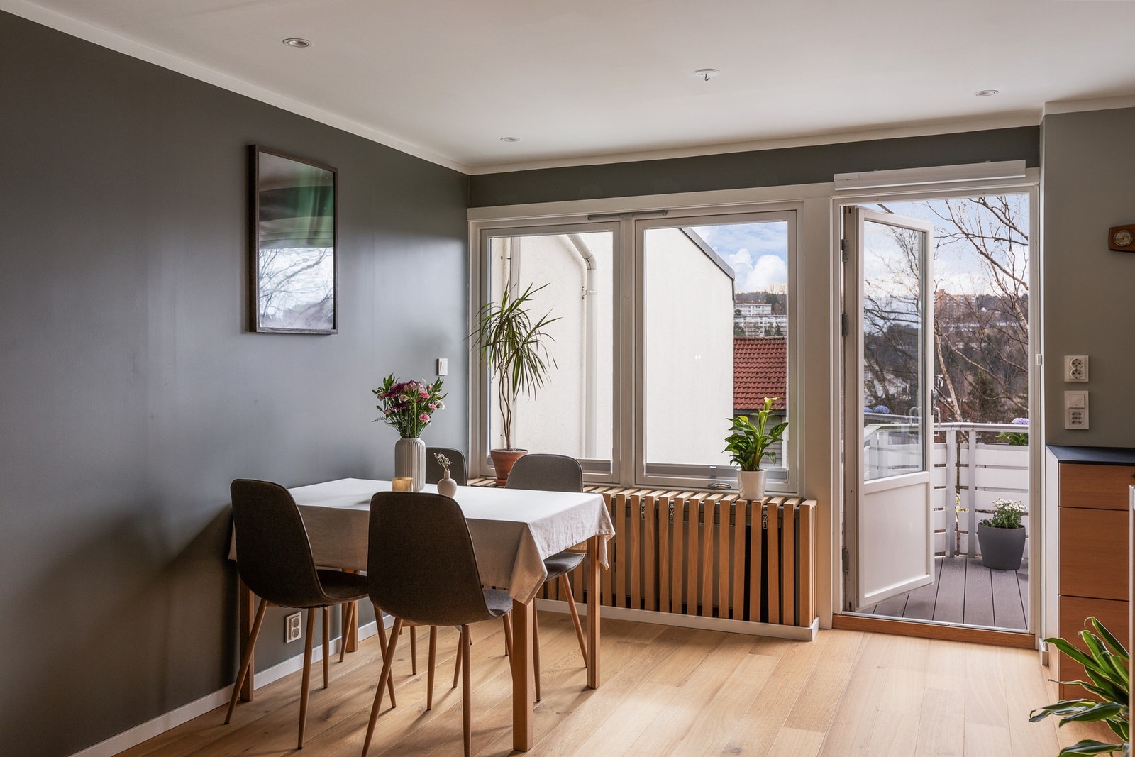 God plass til spisebord ved vindet Galleribilde