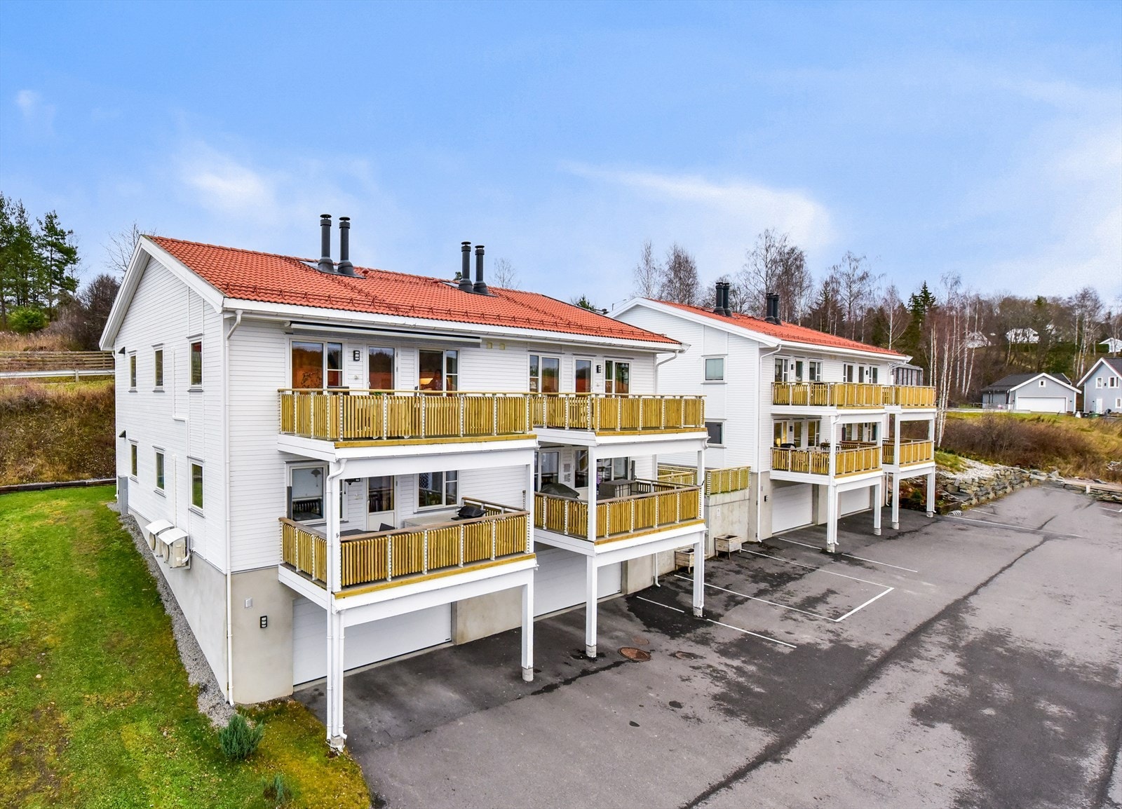Leiligheten ligger i en moderne firemannsbolig med parkering i garasjeanlegg. Galleribilde