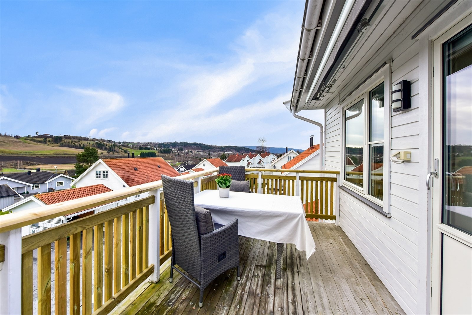 Sommerbilde - Fra stuen er det direkte utgang til en romslig veranda på ca. 12 kvm Galleribilde