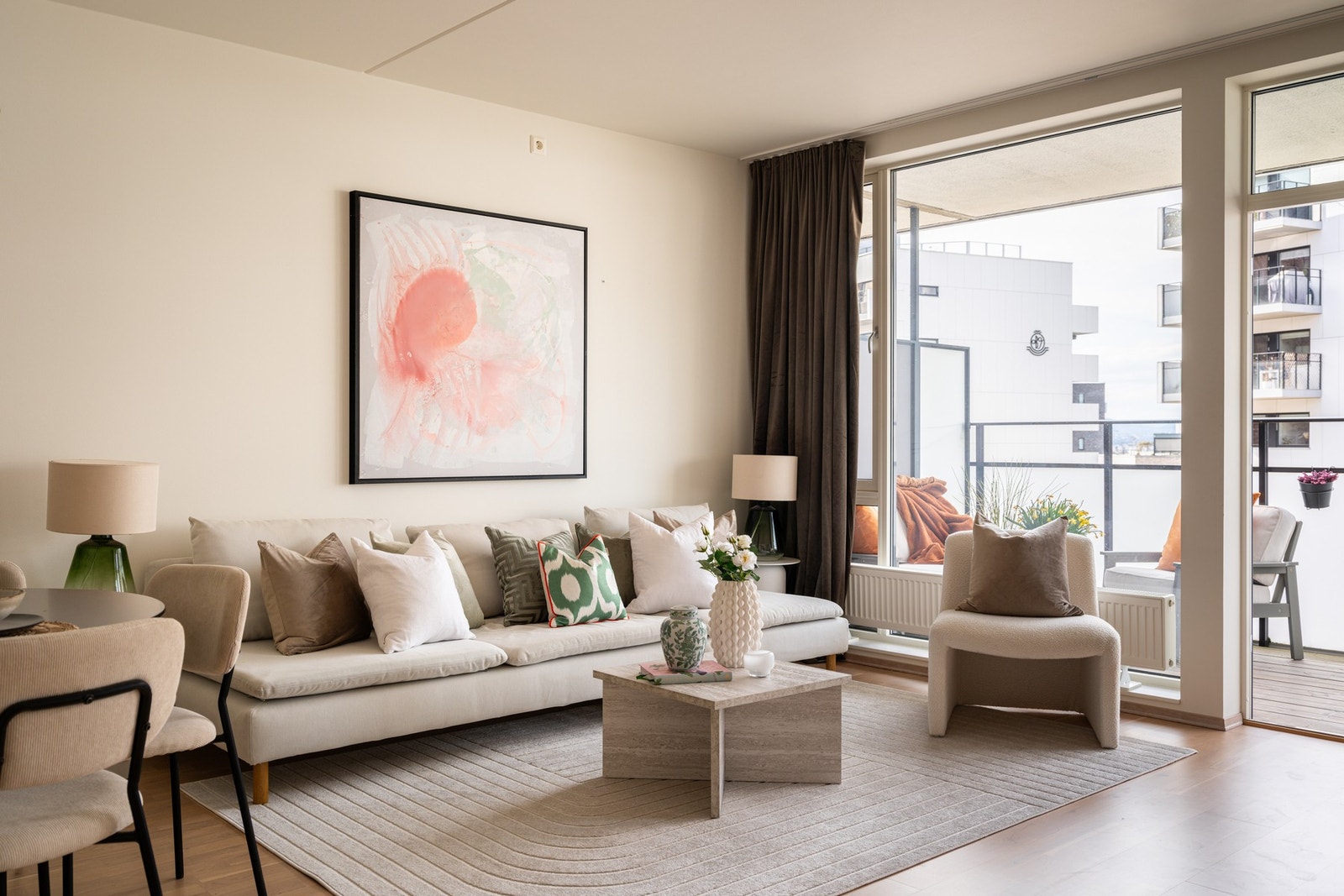 Svært lys og innbydende stue med parkett på gulv og lyse overflater. Galleribilde