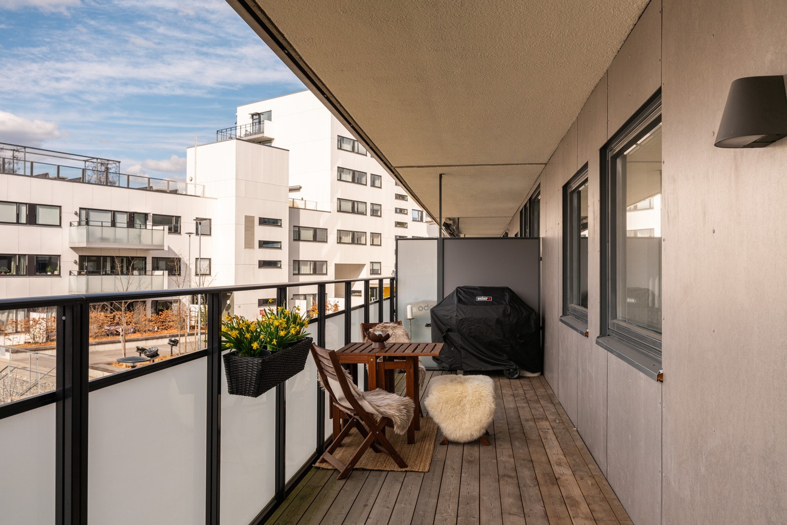Balkongen er overbygget, noe som øker bruksverdien. Galleribilde