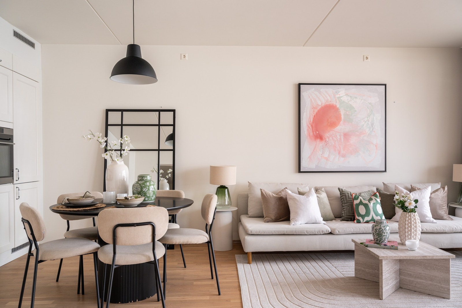 I stuen er det god plass til sofagruppe med tilhørende møblement og spisebordsgruppe. Galleribilde