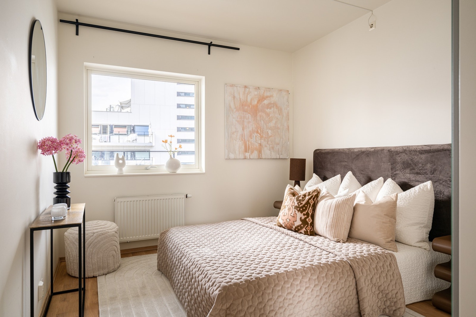 Boligens hovedsoverom med plass til dobbeltseng. Rommet vender mot bilfritt gårdsrom. Galleribilde