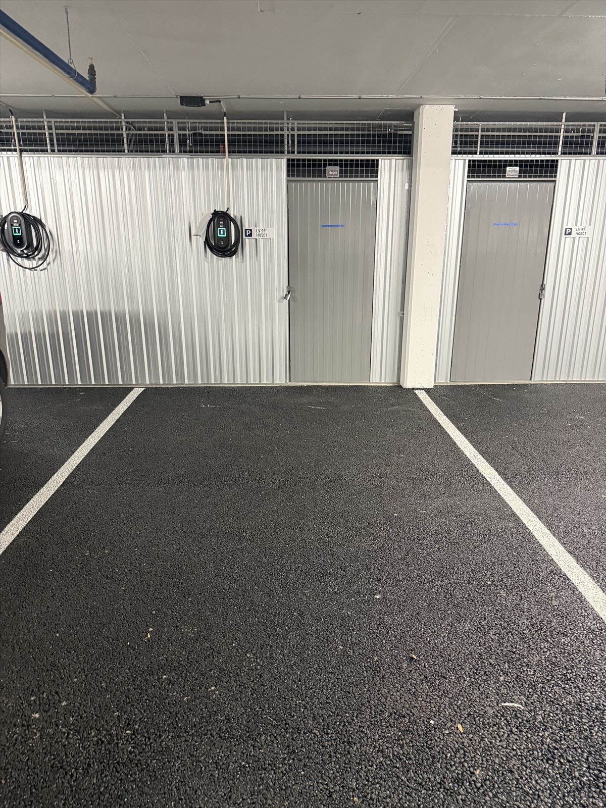 Det medfølger egen fast biloppstillingsplass (tilvalg til kr 500 000,-) med praktisk bod i bakkant. Heis rett opp til etasjen til leiligheten. Galleribilde