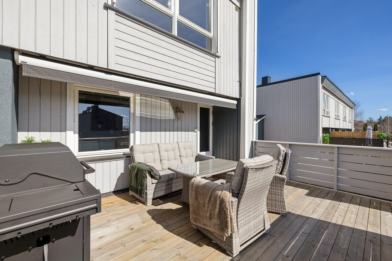 Dette er et rekkehus over tre plan med en svært solrik terrasse på hele 20m²! Galleribilde