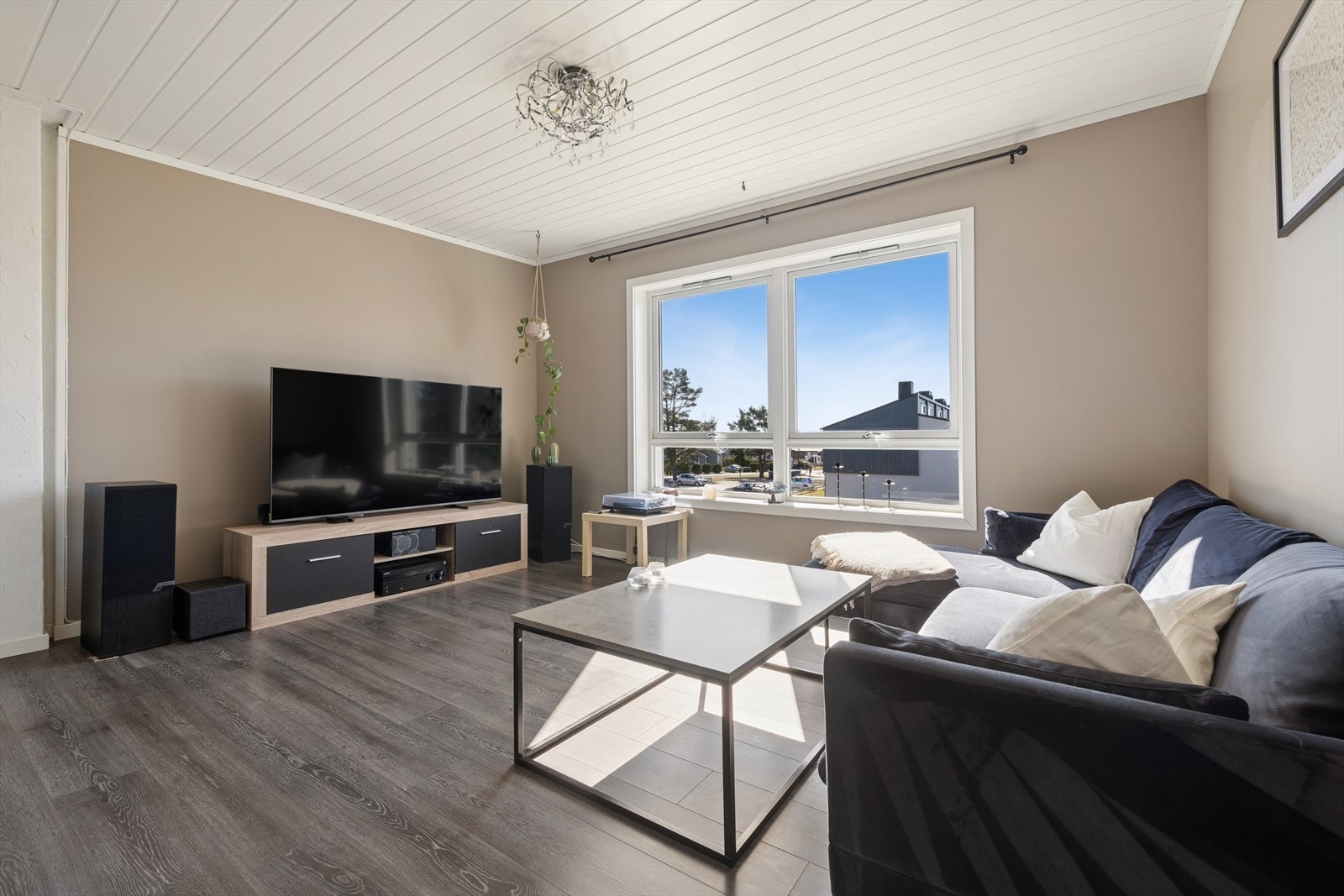 De store vinduene sørger for godt med lysinnslipp. Det er montert utvendig screens i 2019. Galleribilde