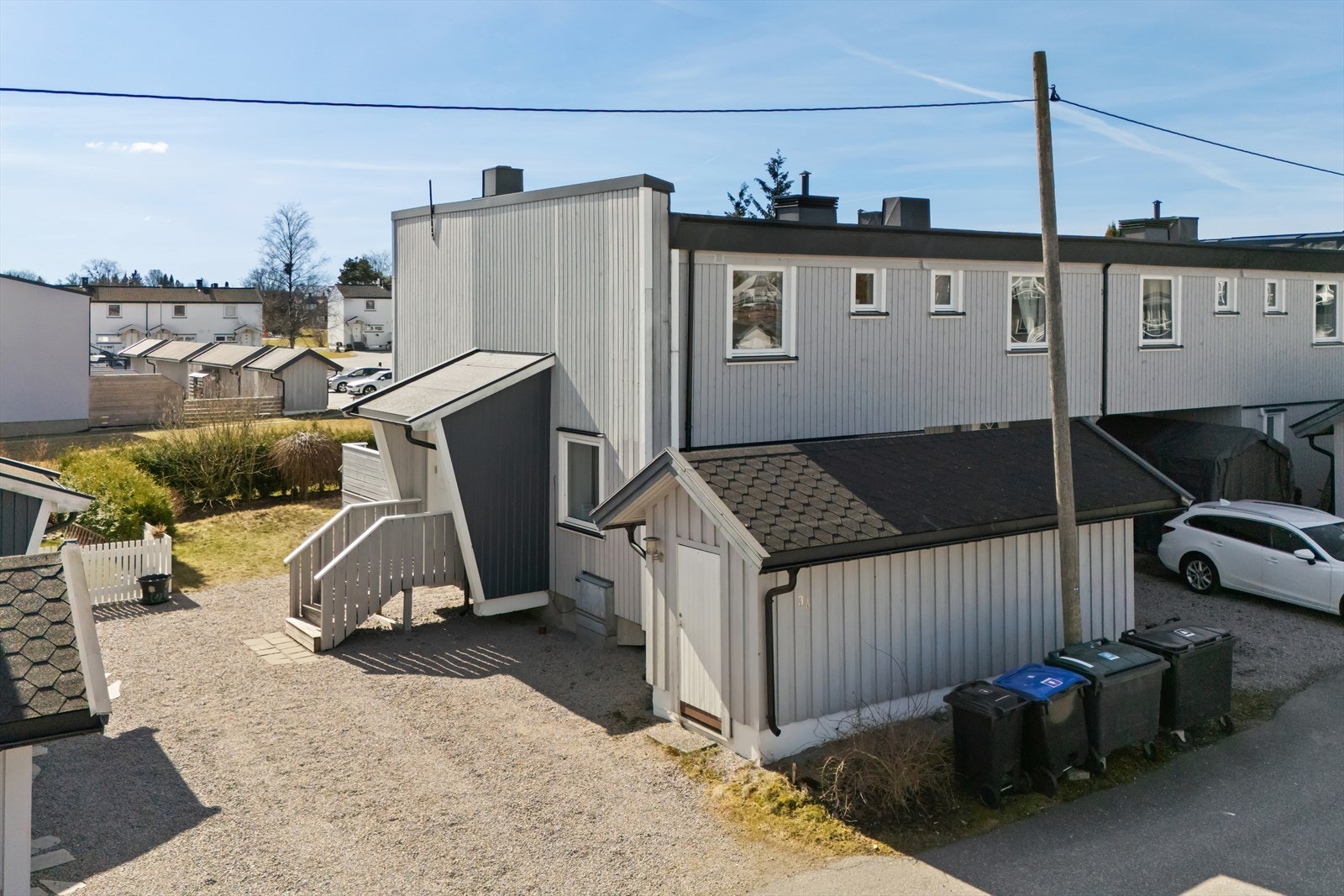 Boligen ligger rolig og sentralt til på Brevik. Det er biloppstillingsplass utenfor boligen, og en egen utebod på 6m². Galleribilde