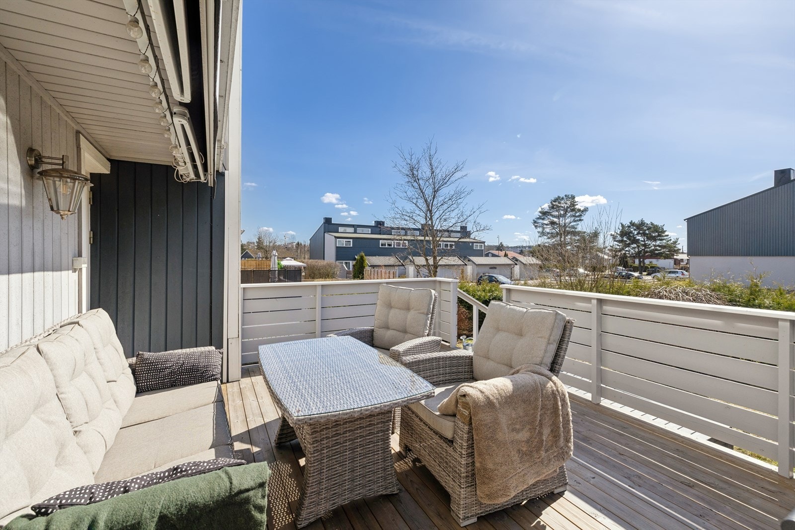 Fra kjøkkenet har du direkte utgang til en stor og hyggelig sydvendt terrasse på hele 20 m². Galleribilde