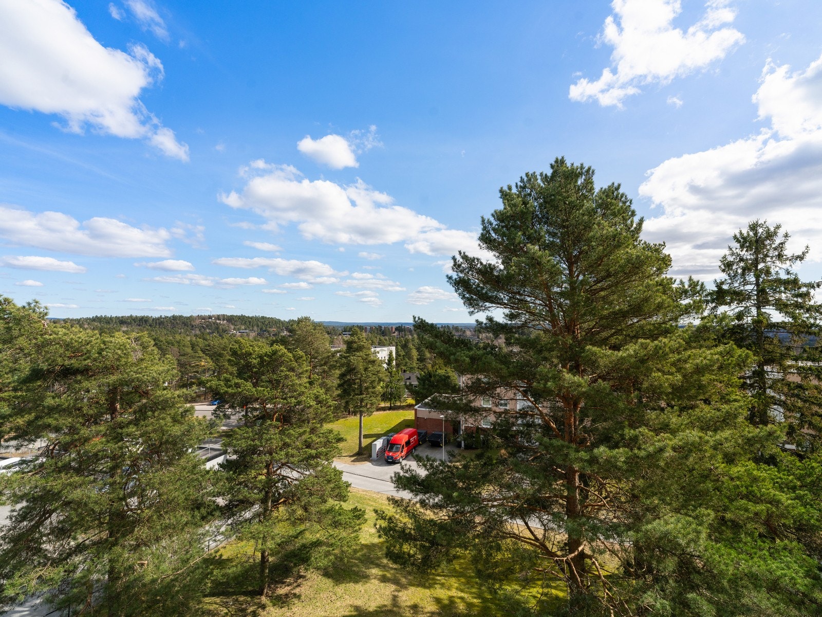 Leiligheten ligger i 4. etasje, noe som gir en fri og åpen følelse. Galleribilde
