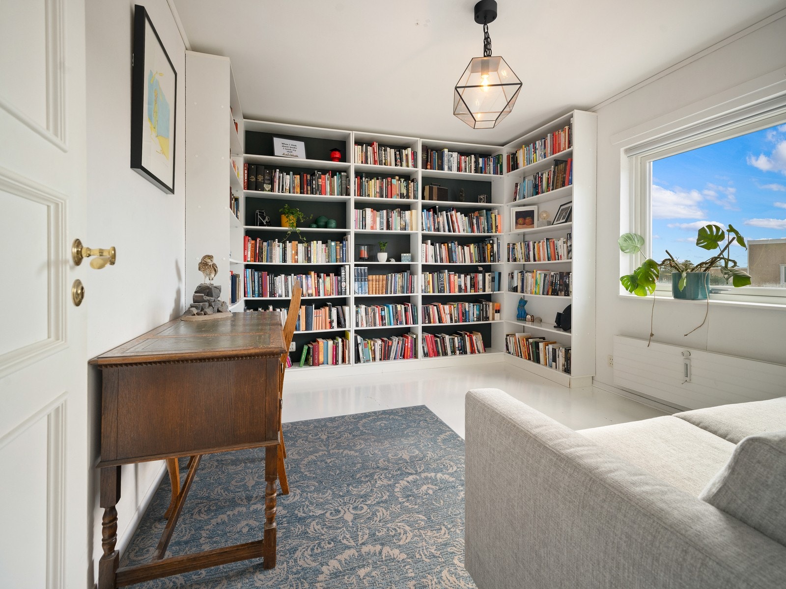 Det andre soverommet er i dag innredet som bibliotek, og viser rommets fleksibilitet. Galleribilde