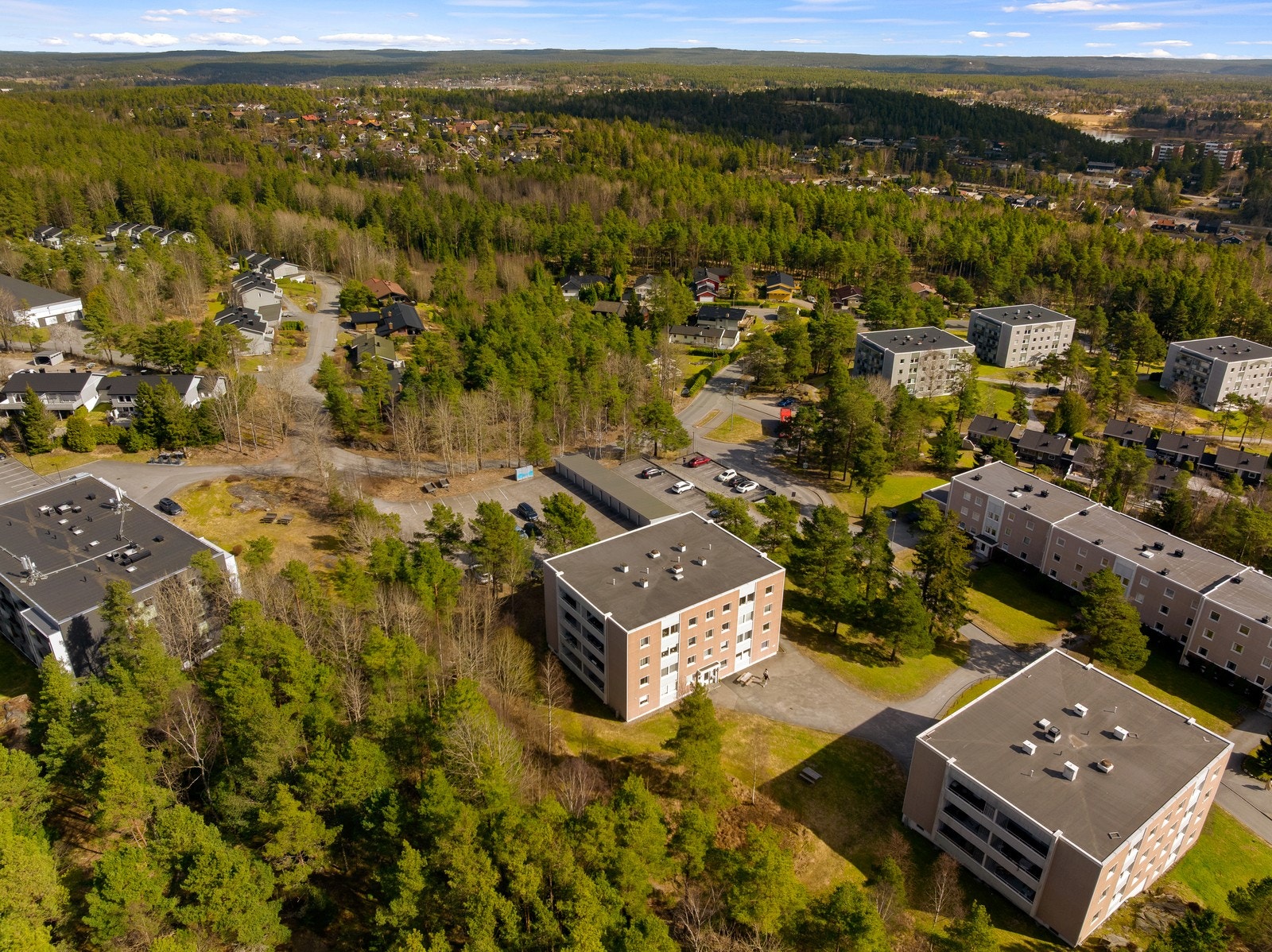 For den daglige handelen finnes både Coop Extra og Kiwi på Kurland, og Vinmonopolet i sentrum er også lett tilgjengelig. Galleribilde