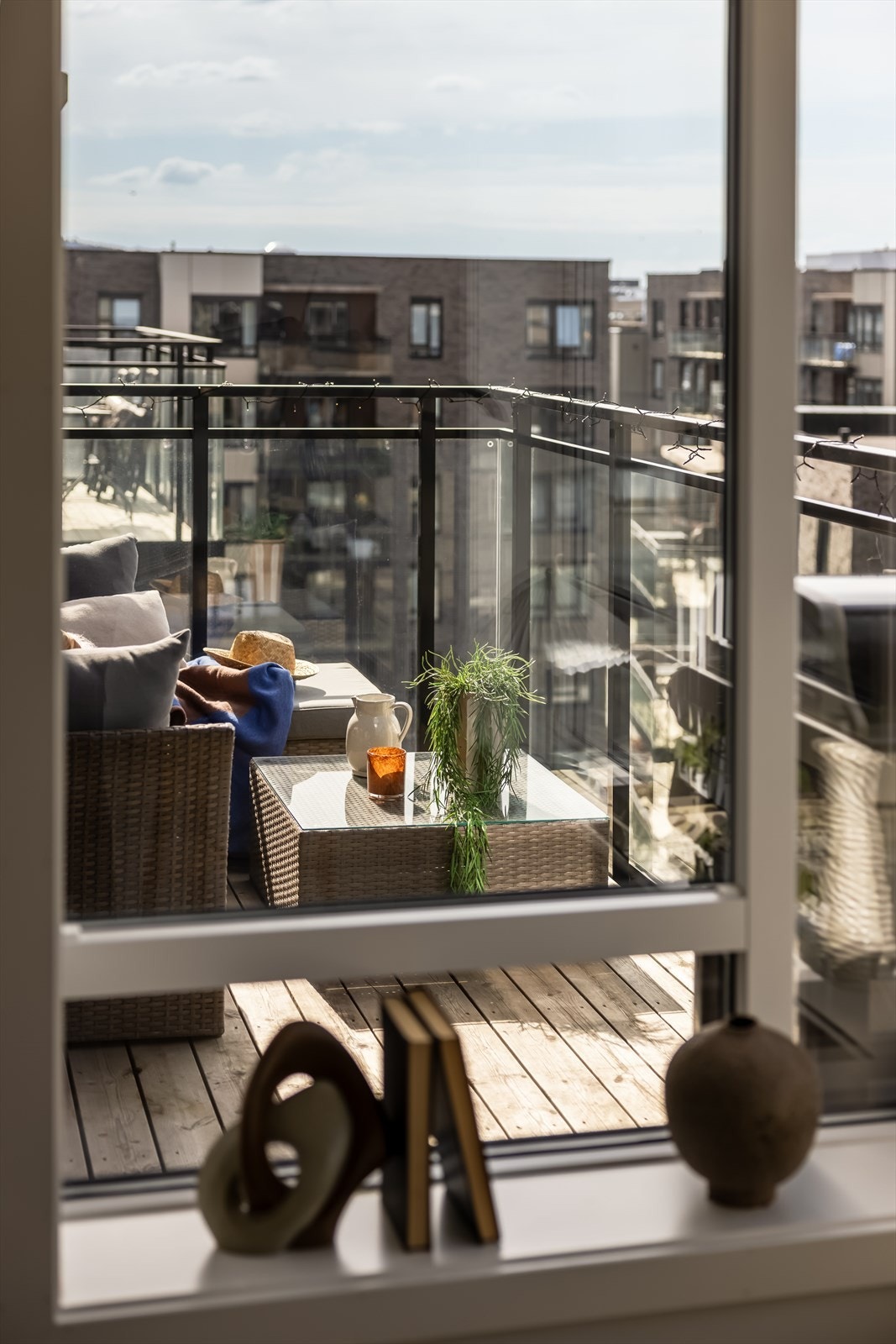Balkongen er belagt med terrassebord og har god plass til en sittegruppe. Galleribilde