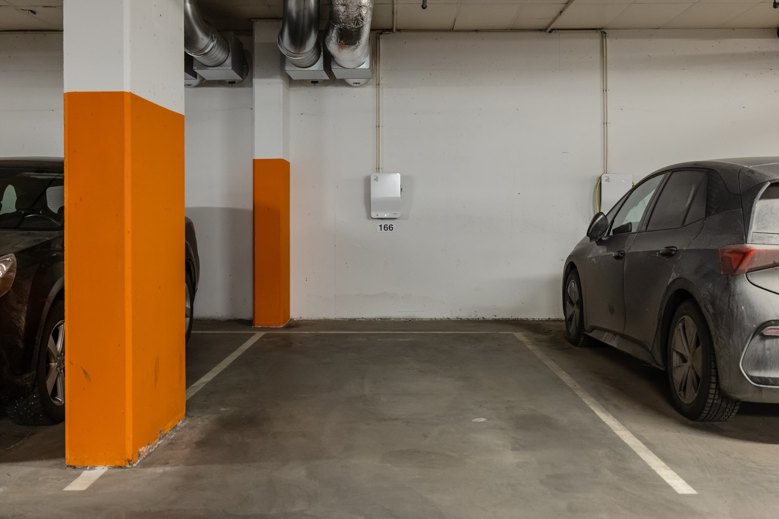 Med leiligheten følger garasjeplass med elbillader. Sameiet har også felles sykkelbod, sykkelverksted og hobby/syrom. Galleribilde