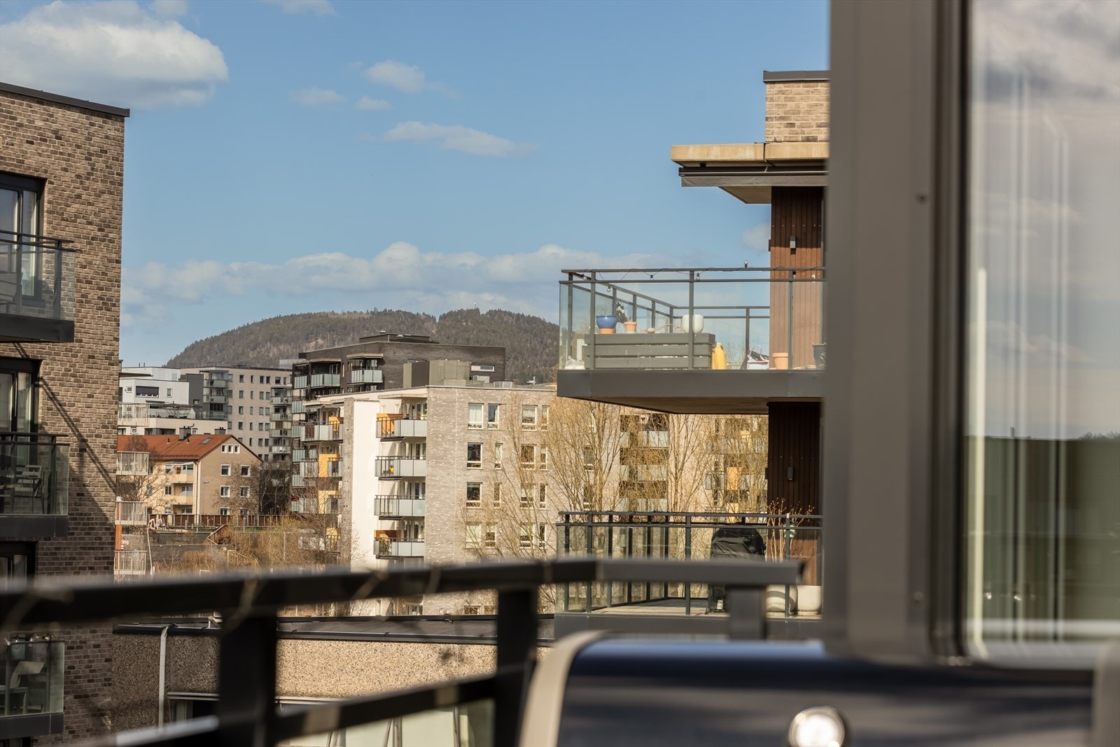 Dette er en påkostet og tilnærmet ny 3-roms toppleilighet fra 2021 med gjennomgående høy standard. Fra 6. etasje har du en åpen og fri utsikt over nærområdet. Galleribilde