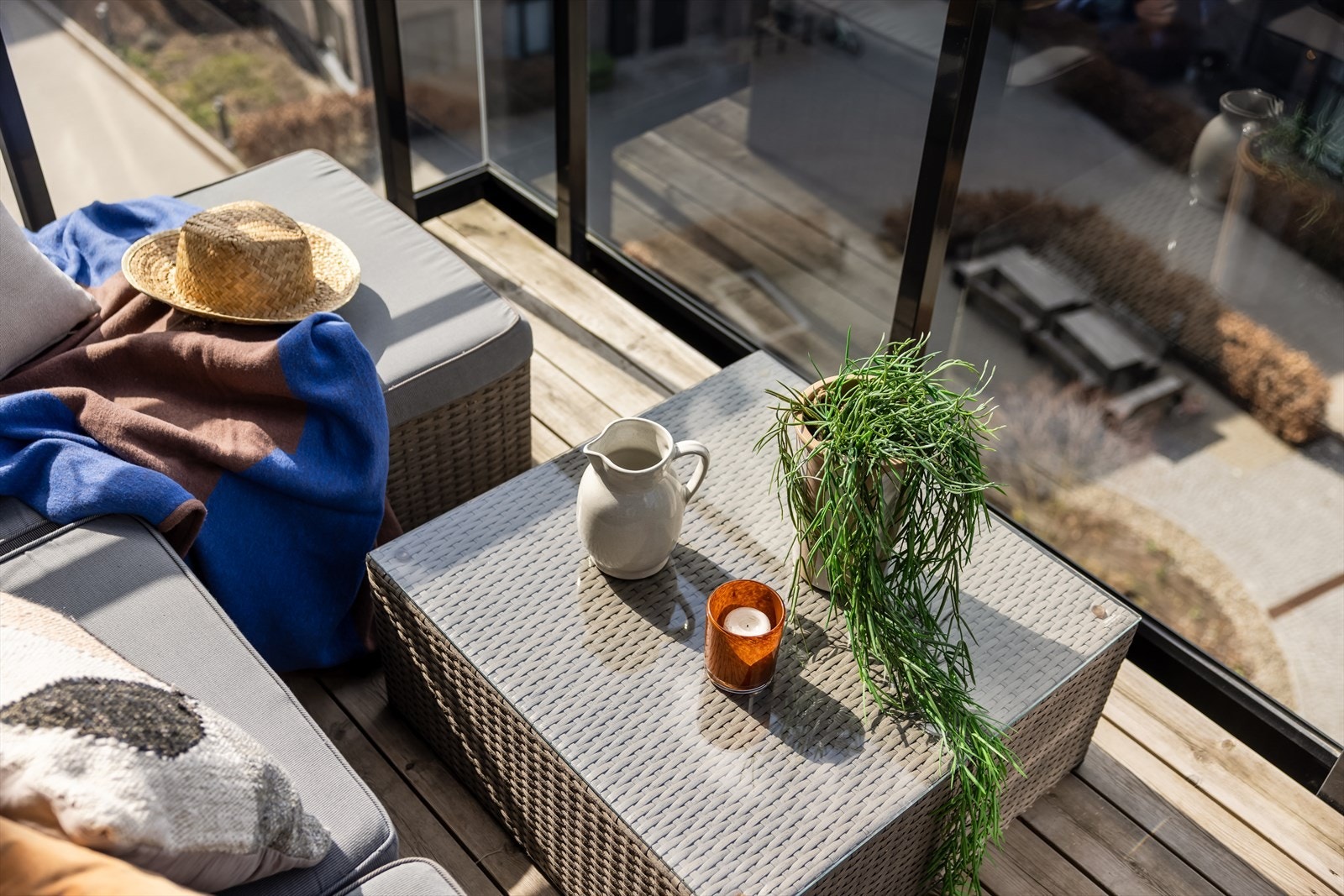 Rekkverk i glass og metall sikrer utsikten, mens terrassebord gir en lun overflate. Galleribilde