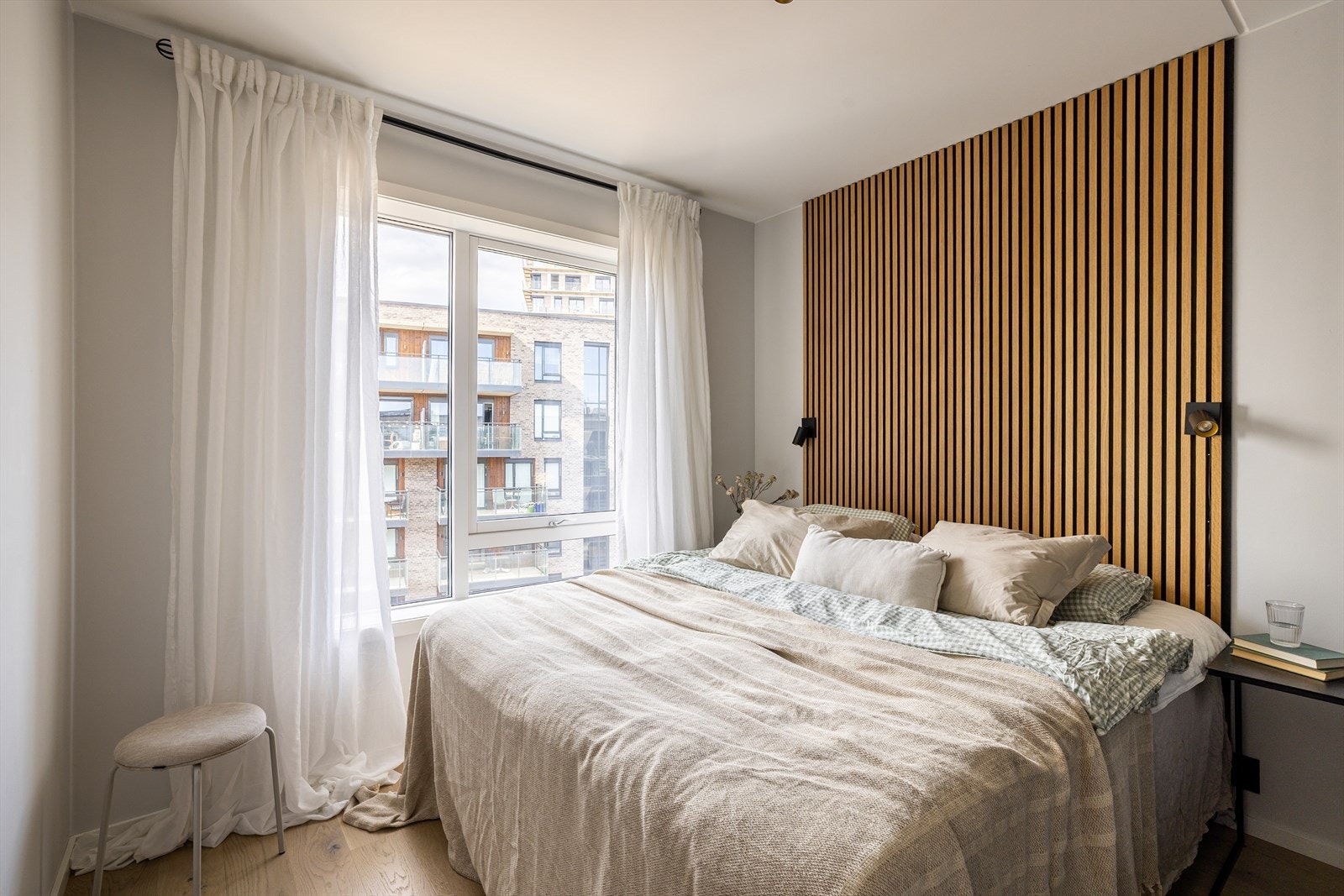 Hovedsoverommet har god plass til dobbeltseng og er innredet med en elegant fondvegg i spilepanel. Til info vender begge leilighetens soverom ut mot rolig bakgård. Galleribilde