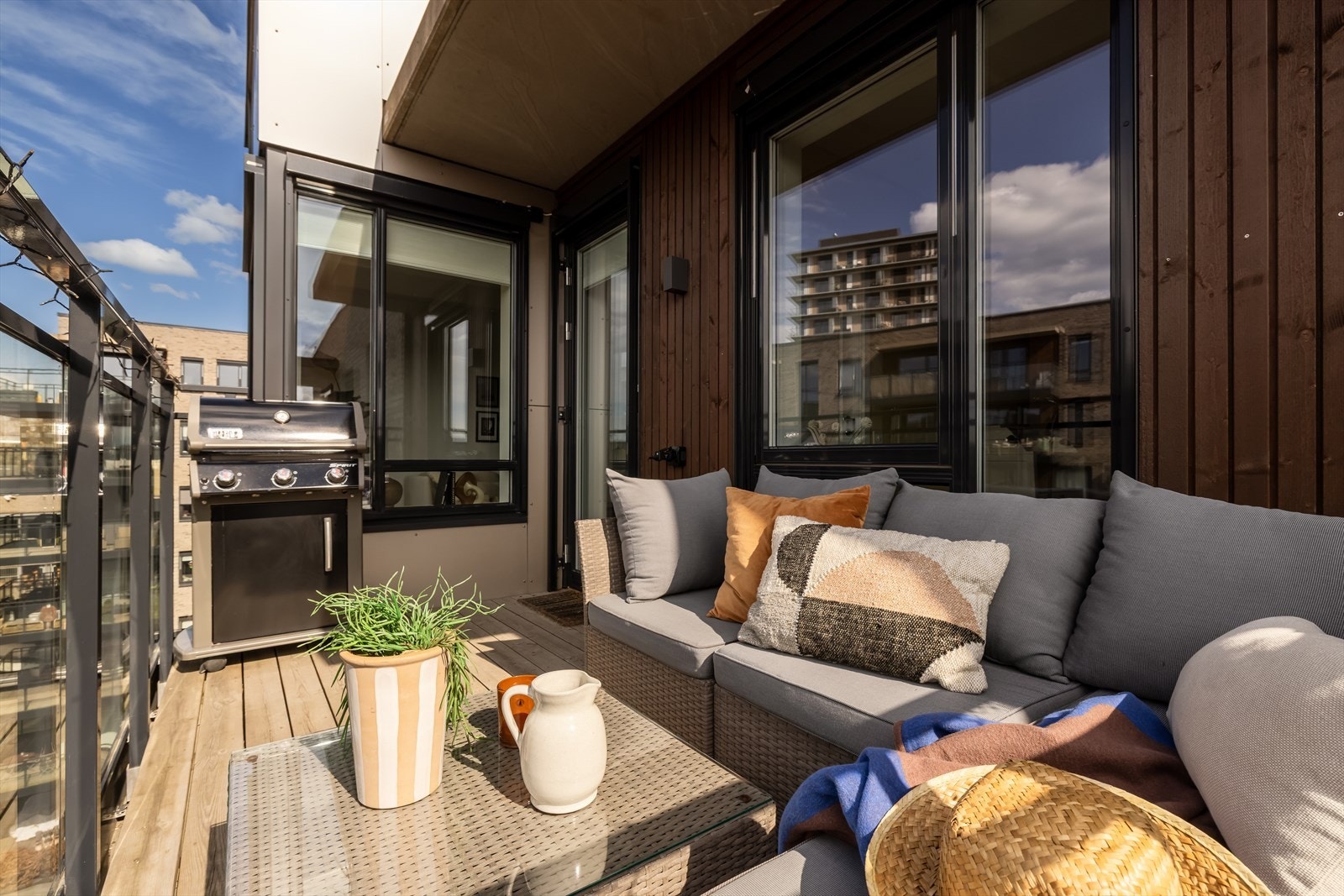 Her er det god plass til grill og utemøbler, perfekt for å nyte lange sommerdager. Galleribilde