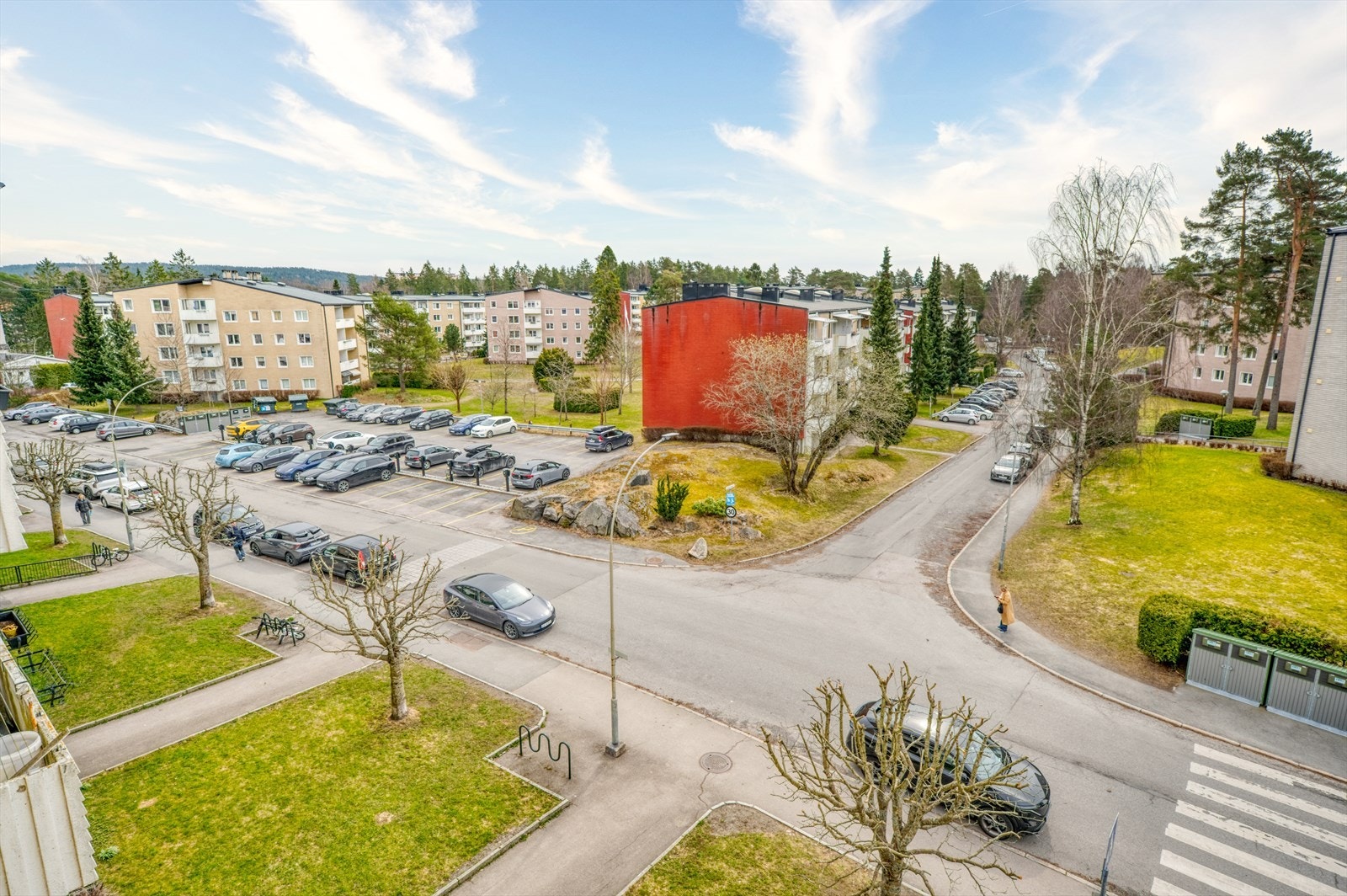 Boligen har beliggenhet i et hyggelig og veletablert boligområde på Lambertseter med gåavstand til gode servicetilbud og offentlig kommunikasjon. Galleribilde