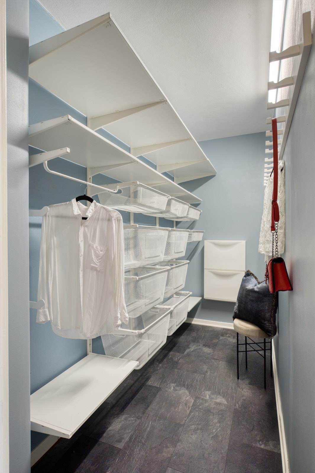 Videre har leiligheten også et eget walk-in closet som gir gode oppbevaringsmuligheter. Galleribilde
