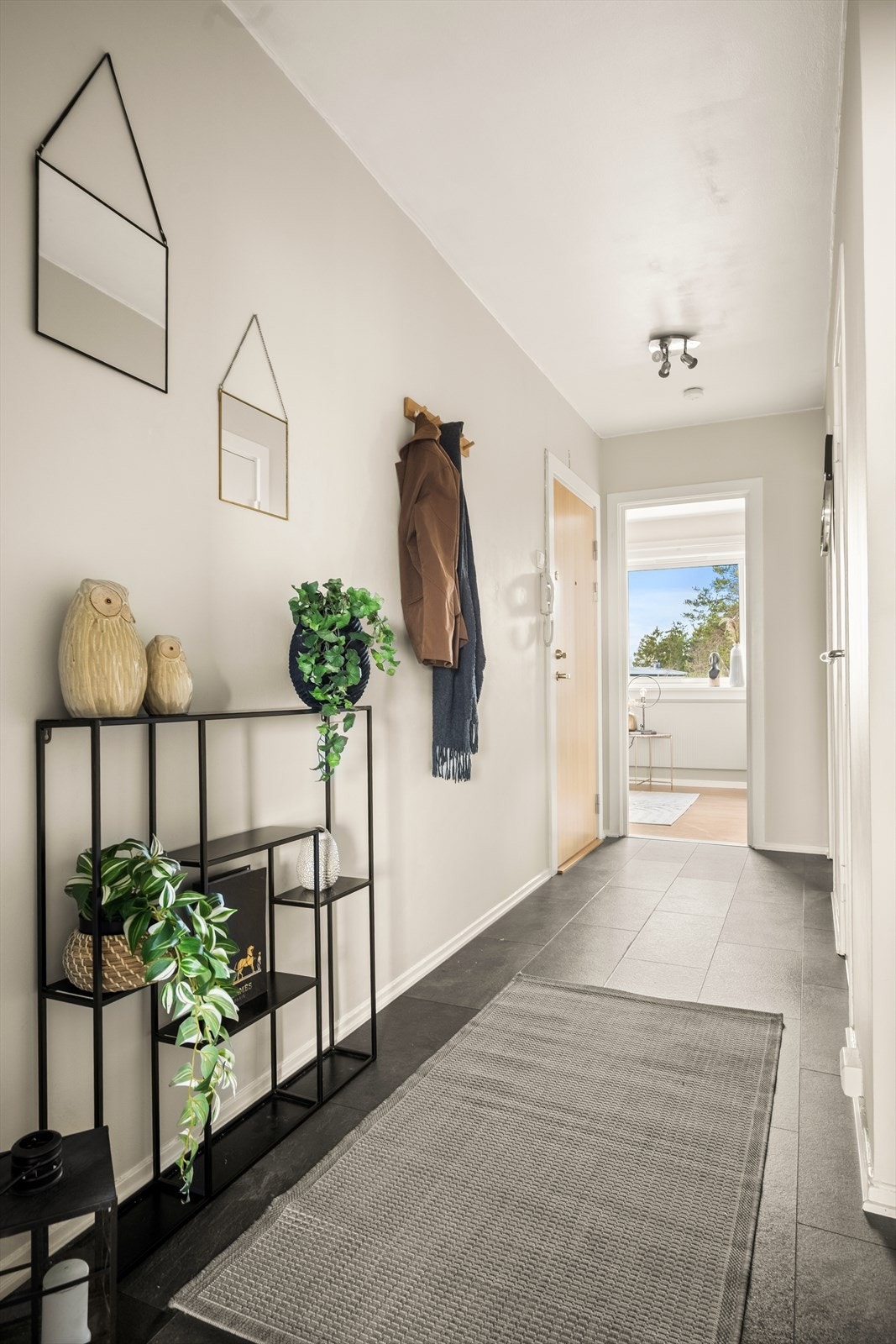 Interiøret i hele leiligheten preges av lyse, moderne flater. Et perfekt utgangspunkt til å innrede med egne møbler og gjenstander for å skape sitt personlig preg. Galleribilde
