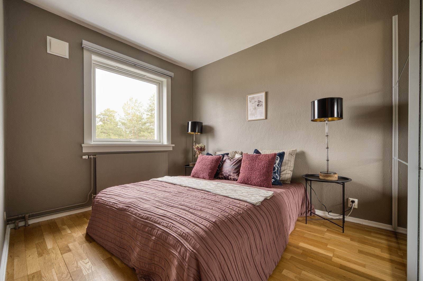 Hovedsoverommet har en svært god størrelse med god plass til dobbeltseng og tilhørende møblement. Galleribilde
