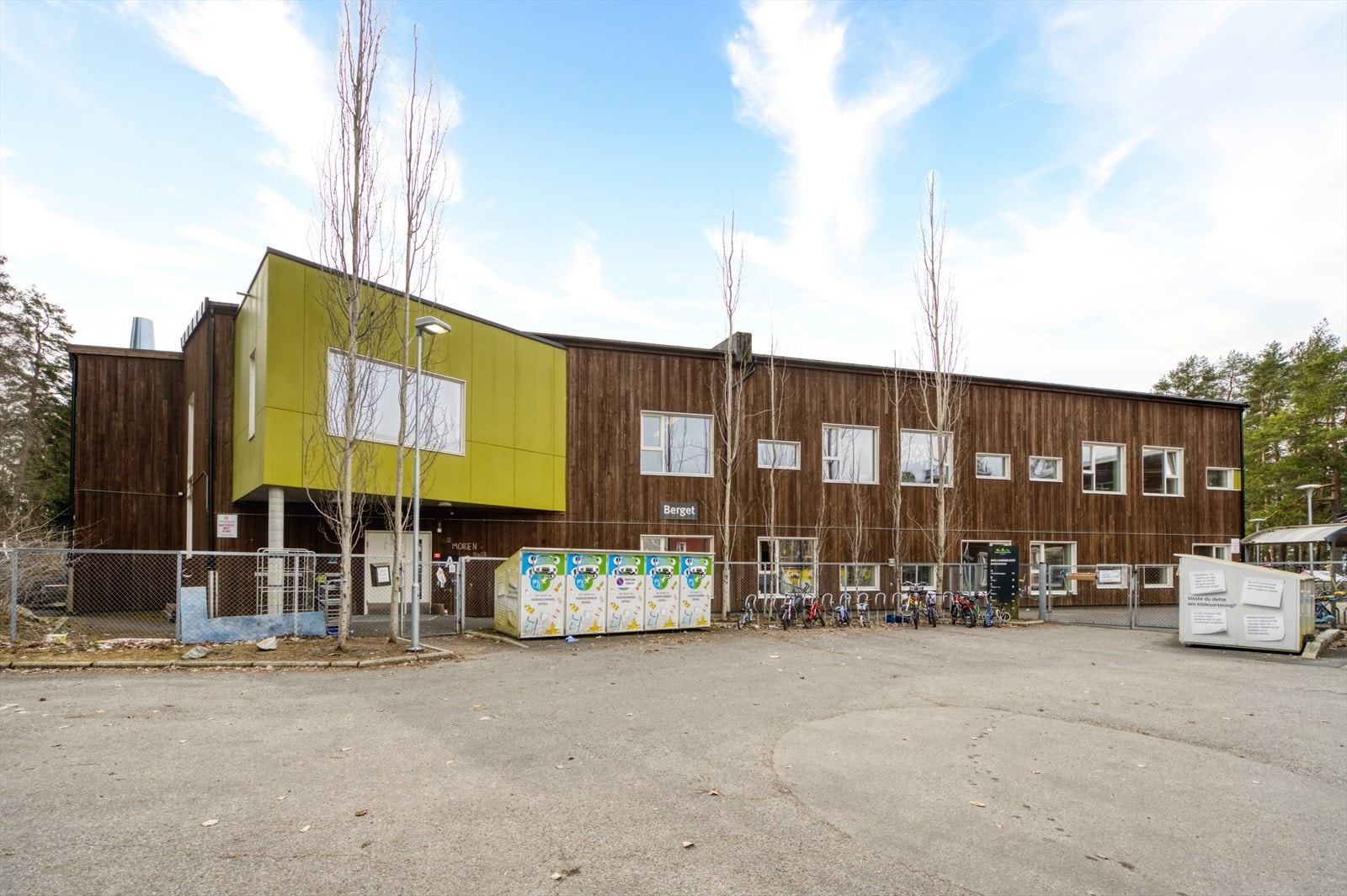 Området fremstår som ideelt for barnefamilier med lekeplasser og store grøntområder i tilknytning til boligområdet. Galleribilde