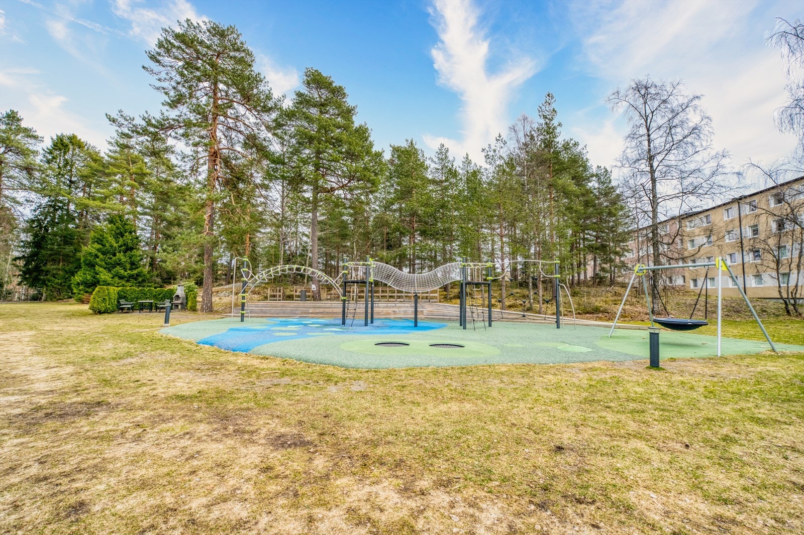 Nærmiljøet byr på rikt fritidsmiljø, med bl.a. nærhet til store friområder og lokal lysløype. Galleribilde