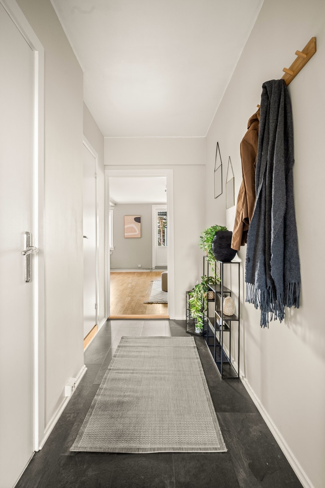 Du blir møtt av en lys og trivelig entré ved inngang til leiligheten. Galleribilde