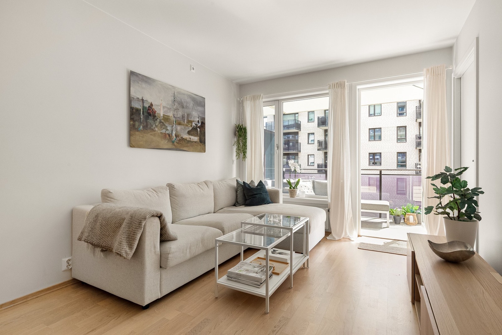 Stuen har lys eikeparkett på gulv og utgang til stor balkong. Galleribilde