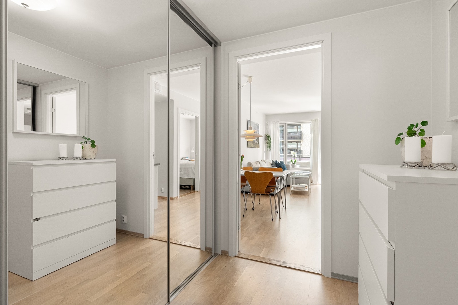 Romslig entré, med stor skyvedørsgarderobe med speilfronter Galleribilde