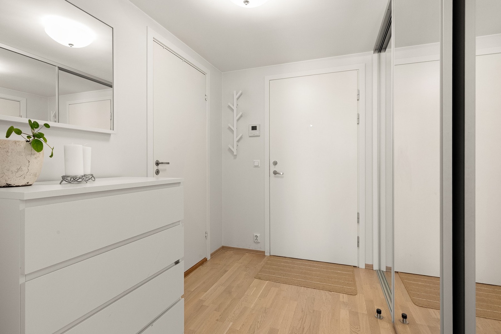 Meget godt med oppbevaringsmuligheter i det store garderobeskapet Galleribilde