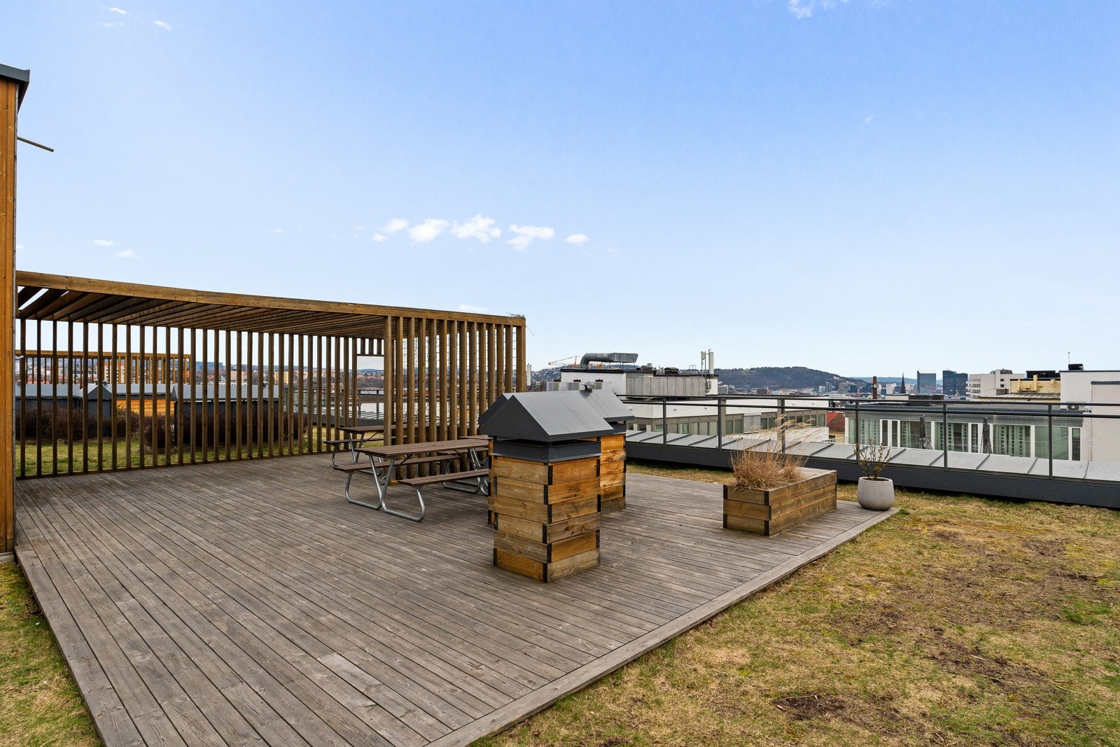 Fantastisk, felles takterrasse med gressplen, markterrasser, sittegrupper og nydelig, panoramautsikt utover hele Oslo. Galleribilde