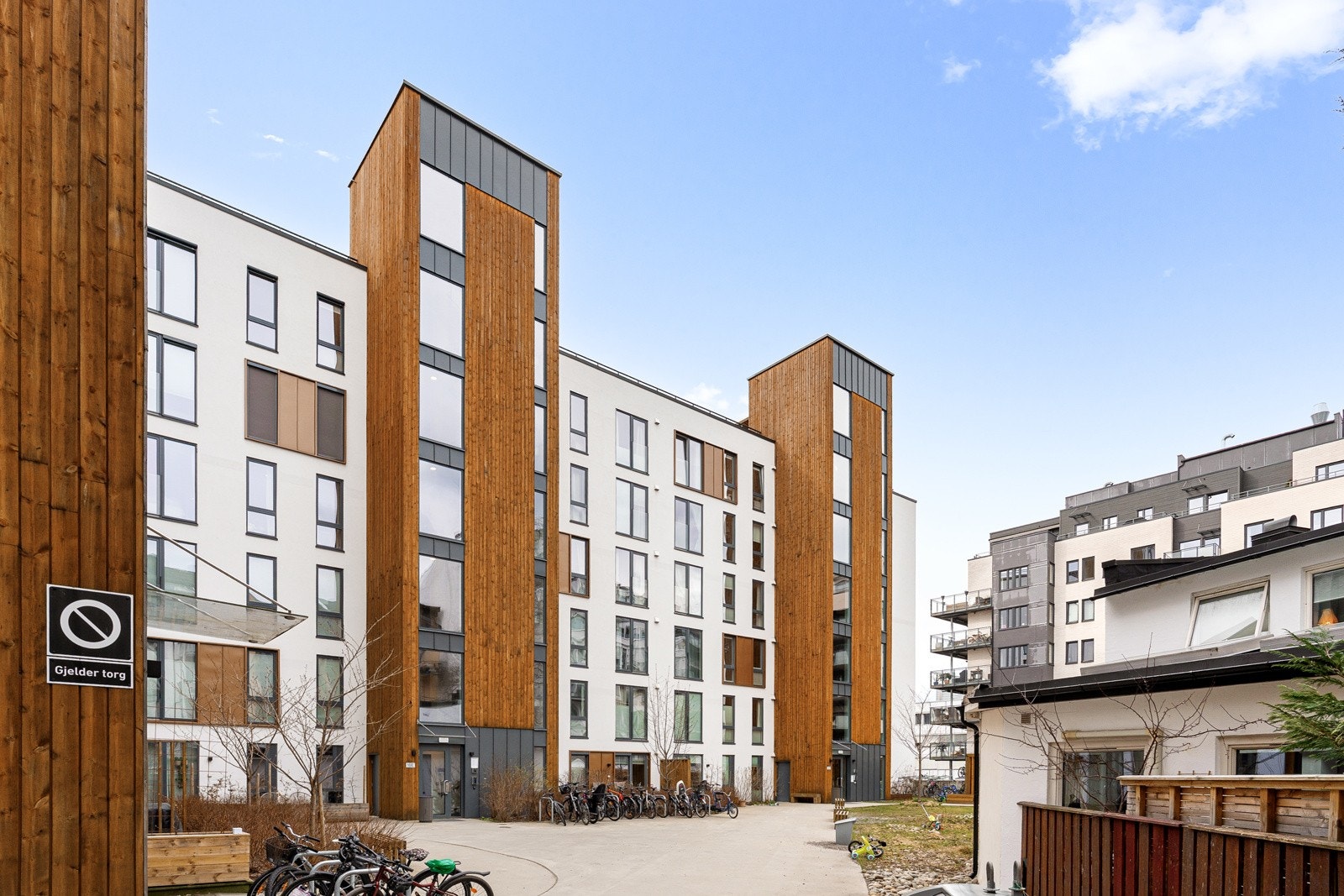 Leiligheten ligger på Torshov like over Grünerløkka som en urban forstad på grensen til sentrumskjernen. Her finner du alt du måtte behøve i hverdagen i umiddelbar nærhet. Galleribilde