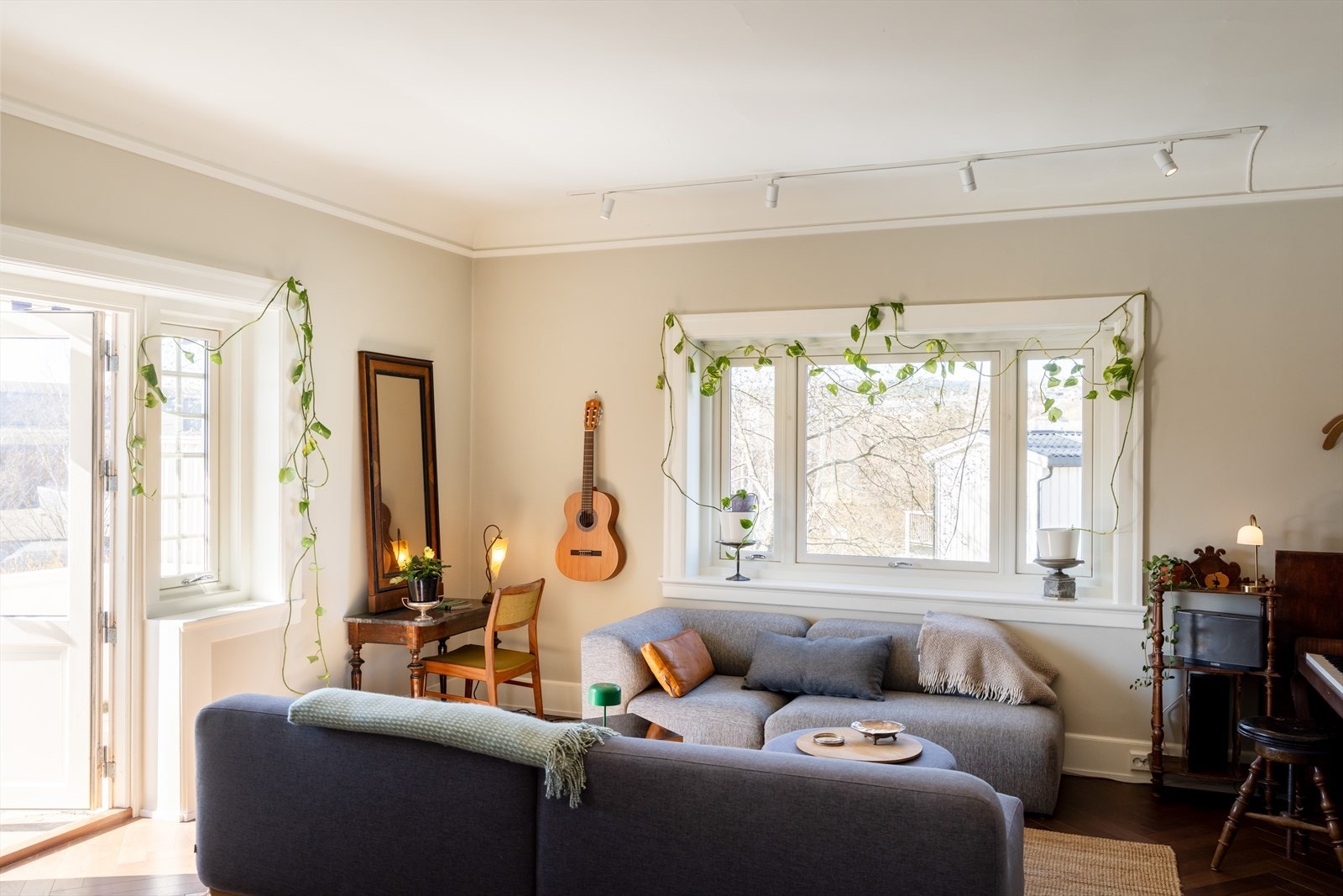 Stuen fremstår som lys og romslig, med store vindusflater som gir rikelig med naturlig lys og en god takhøyde på ca. 2,75 meter som forsterker romfølelsen. Galleribilde